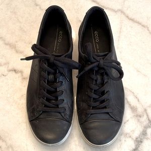 Ecco Woman’s Sz 9M Soft 7 Black Leather Sneaker.